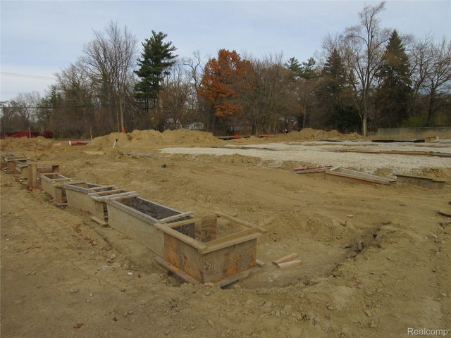 21751 W Nine Mile, Southfield, MI 48075