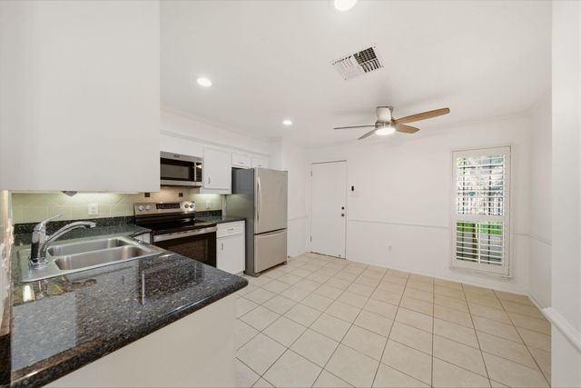 2219 Nantucket Drive, Houston, TX 77057