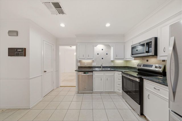 2219 Nantucket Drive, Houston, TX 77057