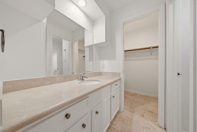 2219 Nantucket Drive, Houston, TX 77057