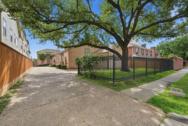 2219 Nantucket Drive, Houston, TX 77057