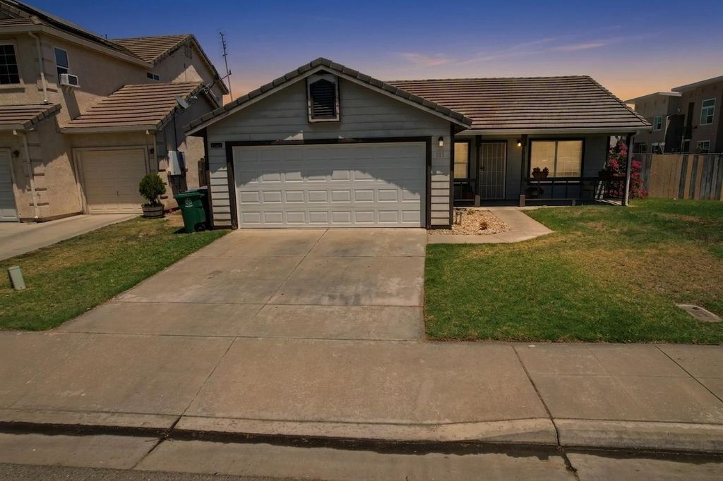 Image 1 of property listing at 101 Oak Court, Chowchilla, CA 93610