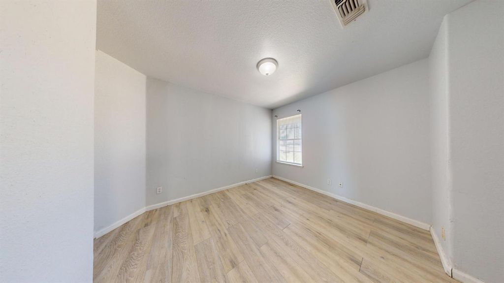 Image 15 of property listing at 101 Oak Court, Chowchilla, CA 93610