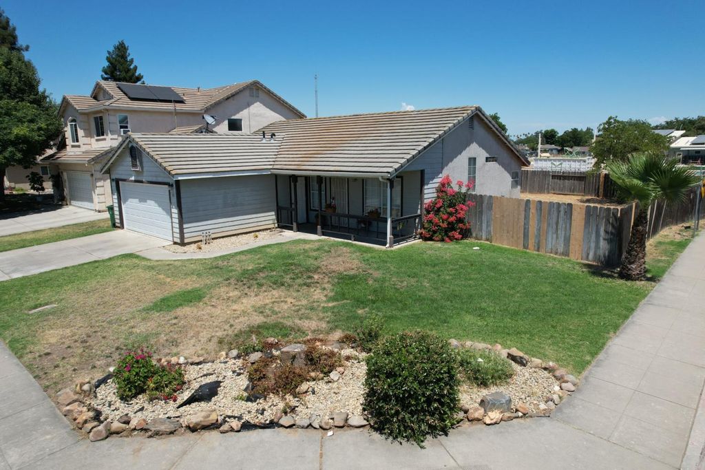 Image 3 of property listing at 101 Oak Court, Chowchilla, CA 93610