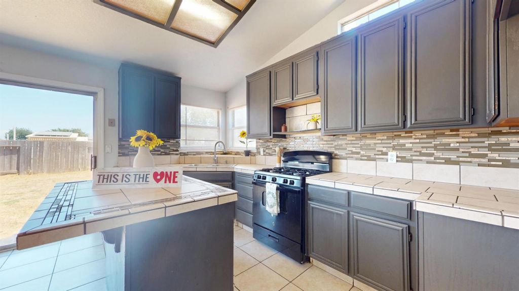Image 8 of property listing at 101 Oak Court, Chowchilla, CA 93610