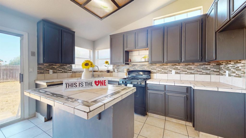 Image 9 of property listing at 101 Oak Court, Chowchilla, CA 93610