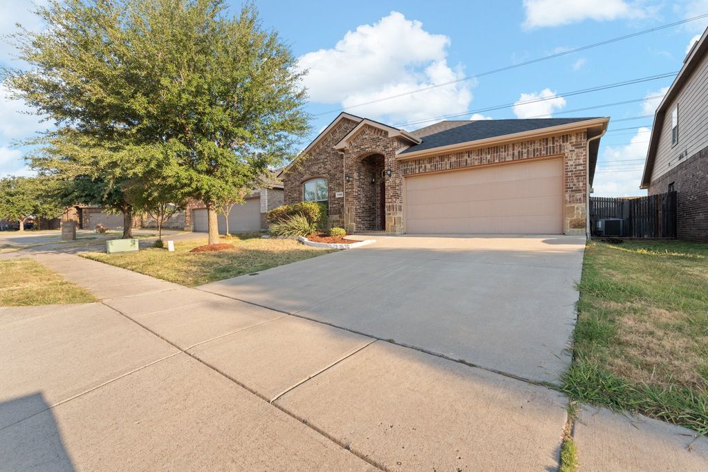 1105 Sierra Blanca Drive, Fort Worth, TX 76028 — exterior