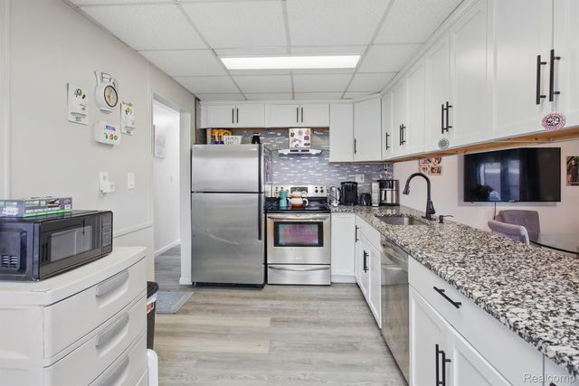 15545 Sandburg Street, Romulus, MI 48174