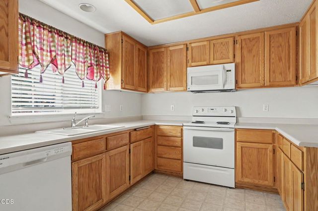 11 Devonwood Court, Eagle Point, OR 97524