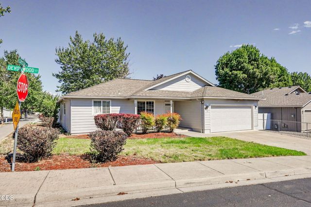 11 Devonwood Court, Eagle Point, OR 97524