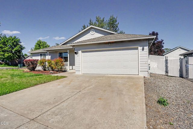 11 Devonwood Court, Eagle Point, OR 97524