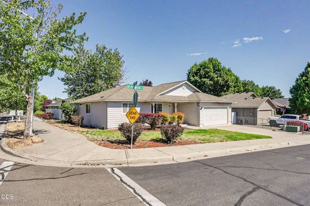 11 Devonwood Court, Eagle Point, OR 97524