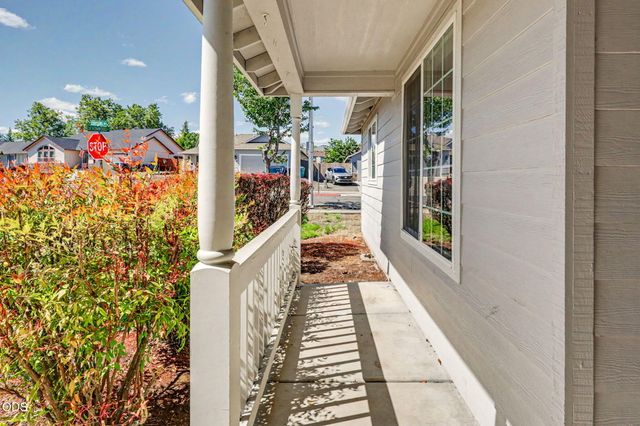 11 Devonwood Court, Eagle Point, OR 97524