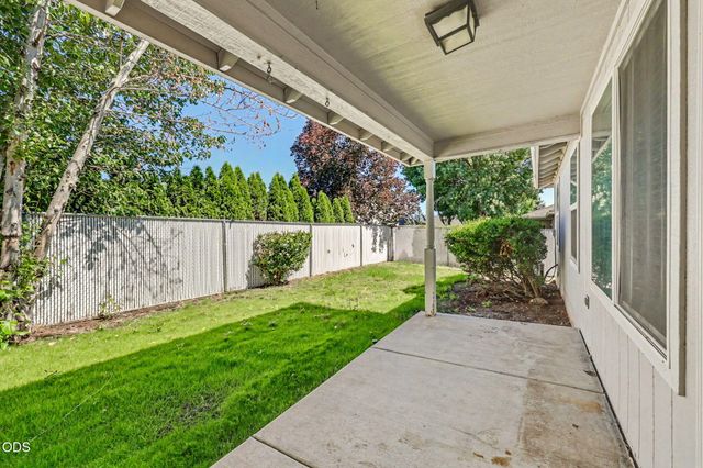11 Devonwood Court, Eagle Point, OR 97524