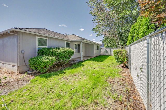 11 Devonwood Court, Eagle Point, OR 97524