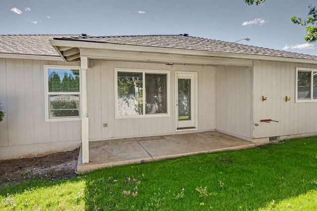 11 Devonwood Court, Eagle Point, OR 97524