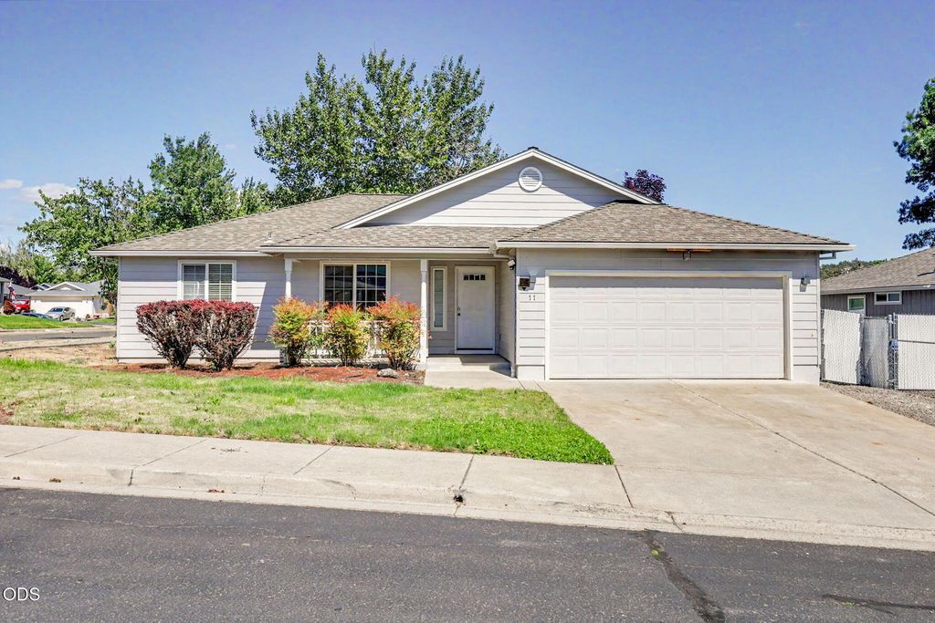 11 Devonwood Court, Eagle Point, OR 97524