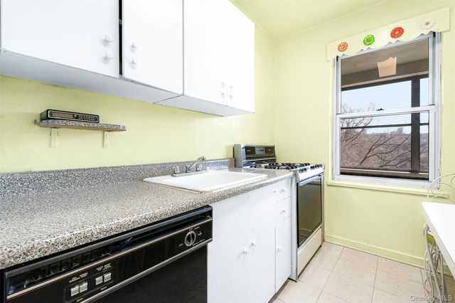 67-66 108th Street D37, Forest Hills, NY 11375