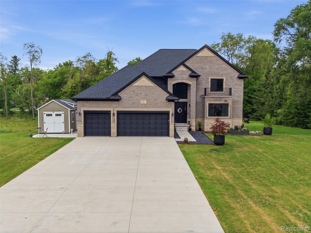 3007 28 Mile Road, Washington Township, MI 48094