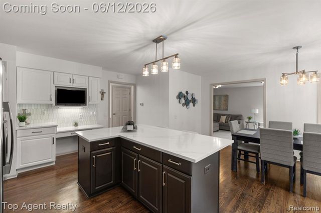 1570 Sugar Maple Way, West Bloomfield, MI 48324