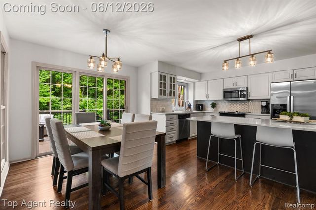 1570 Sugar Maple Way, West Bloomfield, MI 48324