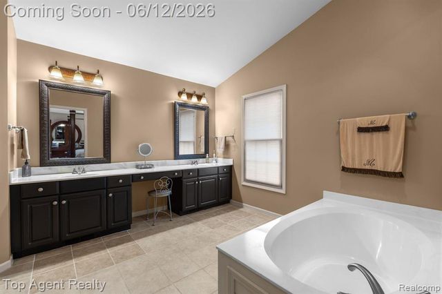 1570 Sugar Maple Way, West Bloomfield, MI 48324