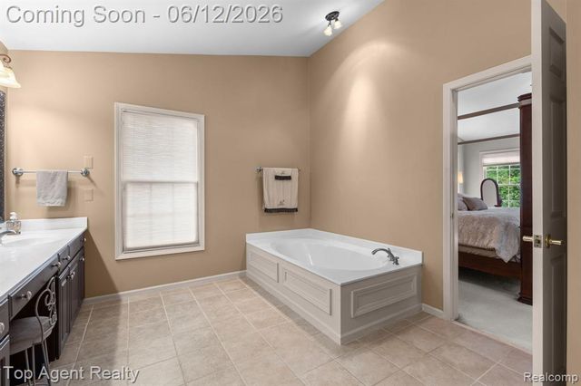 1570 Sugar Maple Way, West Bloomfield, MI 48324