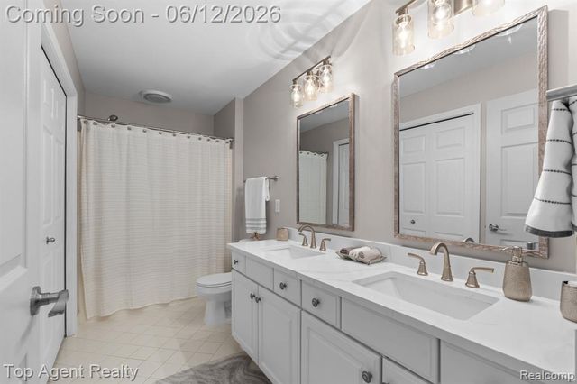1570 Sugar Maple Way, West Bloomfield, MI 48324