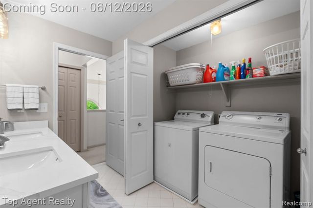 1570 Sugar Maple Way, West Bloomfield, MI 48324