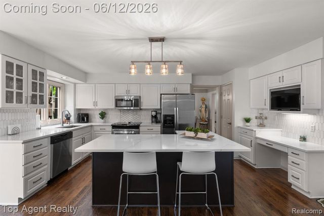 1570 Sugar Maple Way, West Bloomfield, MI 48324