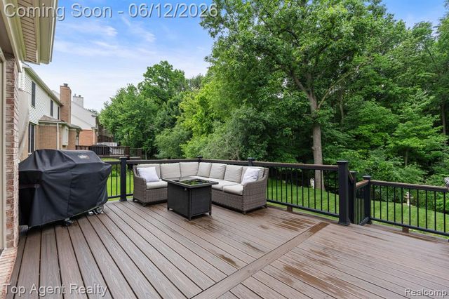 1570 Sugar Maple Way, West Bloomfield, MI 48324