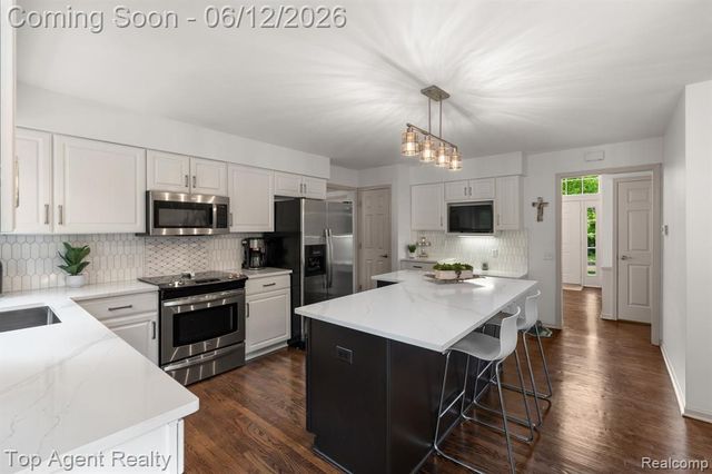 1570 Sugar Maple Way, West Bloomfield, MI 48324
