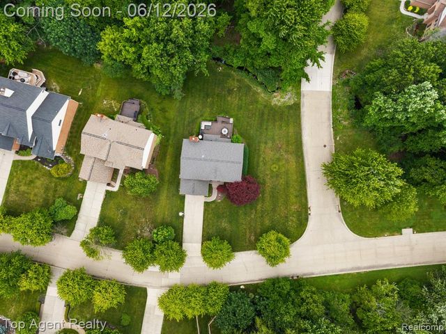 1570 Sugar Maple Way, West Bloomfield, MI 48324