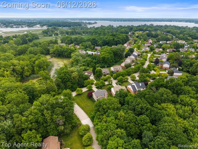 1570 Sugar Maple Way, West Bloomfield, MI 48324