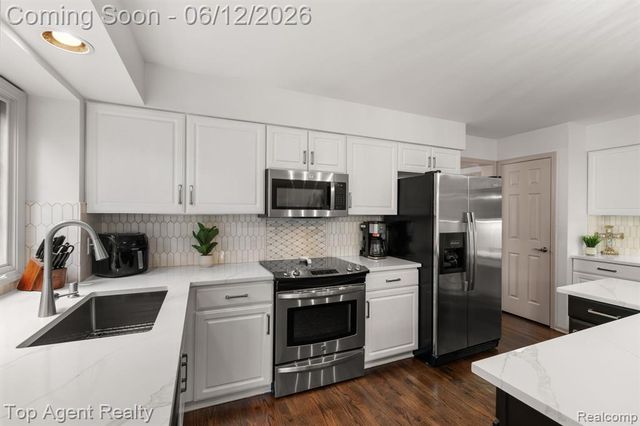 1570 Sugar Maple Way, West Bloomfield, MI 48324