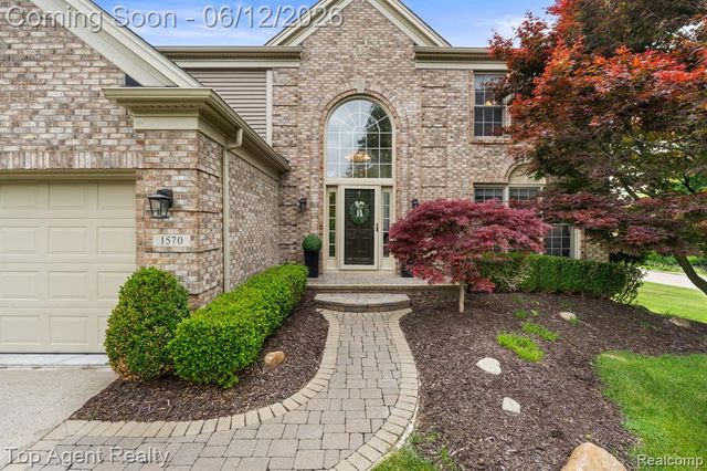 1570 Sugar Maple Way, West Bloomfield, MI 48324