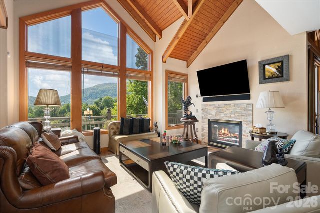 266 Hawks Crest Drive, Waynesville, NC 28786