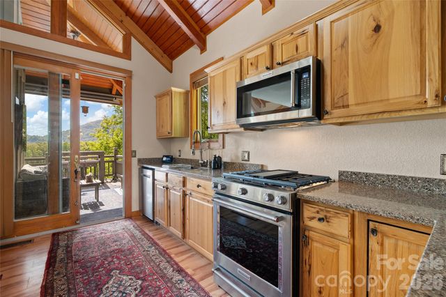 266 Hawks Crest Drive, Waynesville, NC 28786