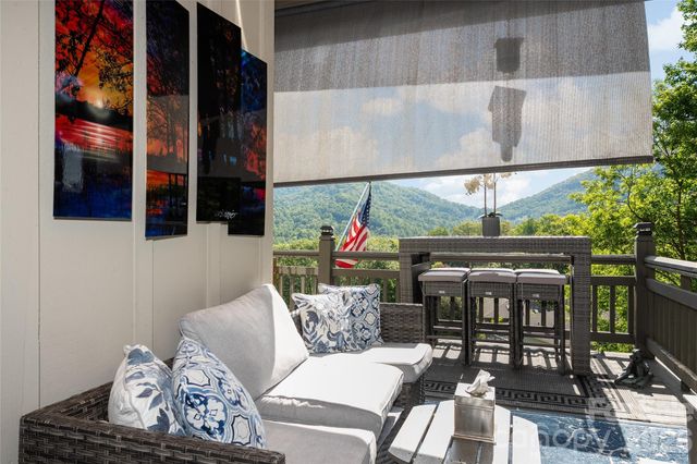 266 Hawks Crest Drive, Waynesville, NC 28786