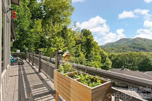 266 Hawks Crest Drive, Waynesville, NC 28786