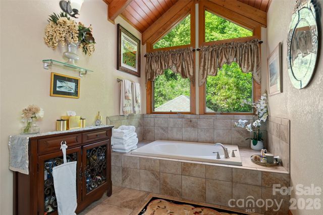 266 Hawks Crest Drive, Waynesville, NC 28786