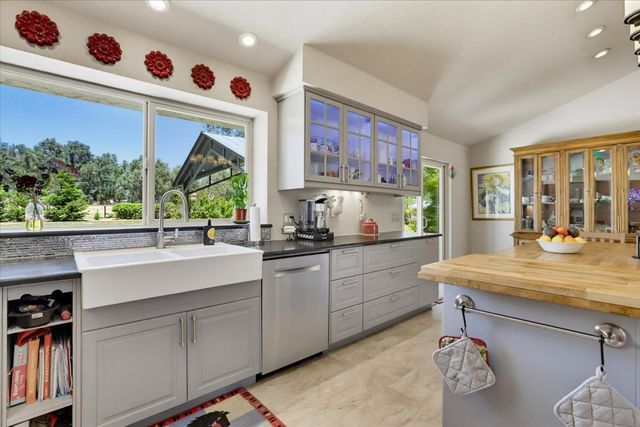 18310 Gray Oak Dr, Rough And Ready, CA 95975