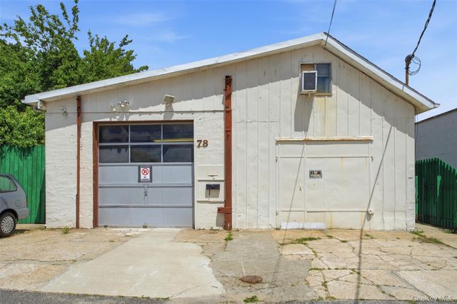 78 Auburn Street, Lindenhurst, NY 11757
