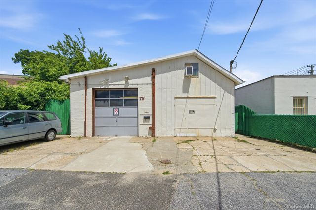 78 Auburn Street, Lindenhurst, NY 11757