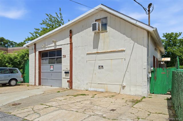 78 Auburn Street, Lindenhurst, NY 11757