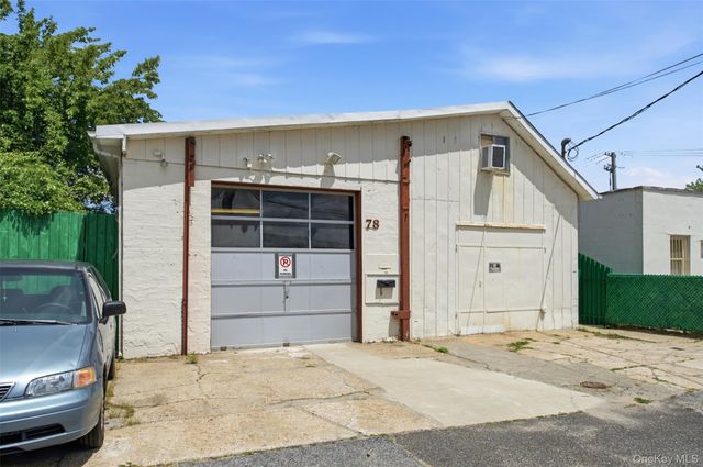 78 Auburn Street, Lindenhurst, NY 11757