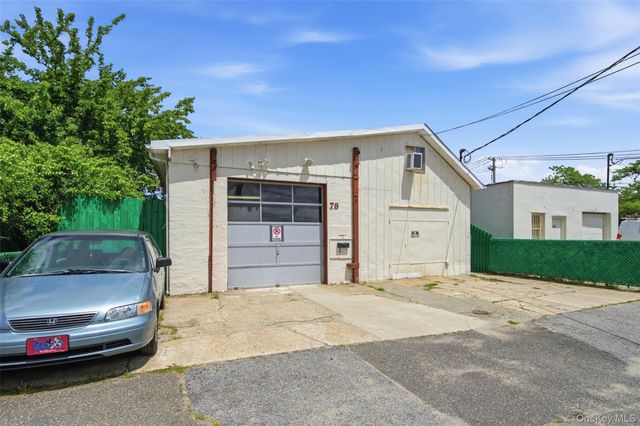 78 Auburn Street, Lindenhurst, NY 11757