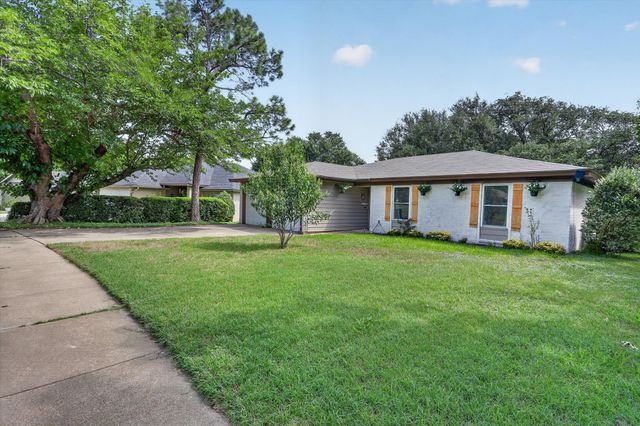 324 N Heights Drive, Crowley, TX 76036