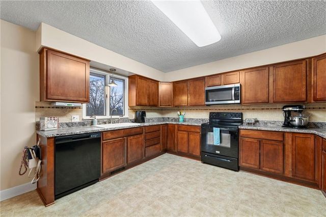 17139 SE State Route Y Highway, Dearborn, MO 64439