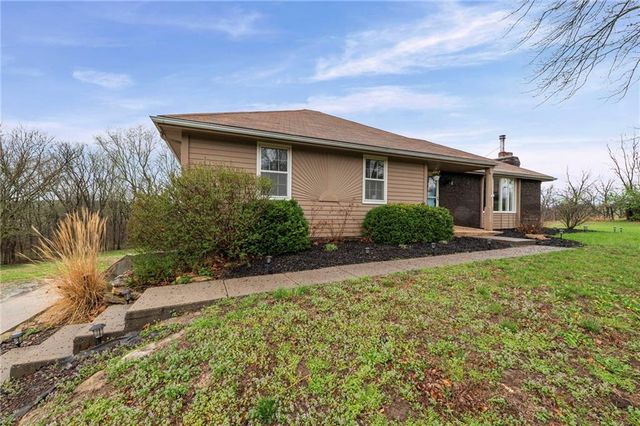 17139 SE State Route Y Highway, Dearborn, MO 64439